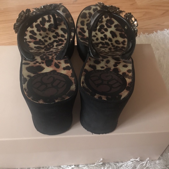 BCBG Black/leopard print sandals. Patent leather with flower detail. Size 8M. - Picture 3 of 6